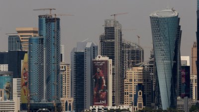 卡塔尔为即将来临的世界杯球赛做好准备，图为首都多哈一处，大楼上满是球员肖像。（路透社档案照）