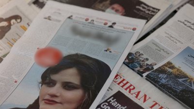 两名率先报导阿米尼之死的女记者遭伊朗当局指控为间谍，据传目前被关押在埃文监狱。（路透社档案照）