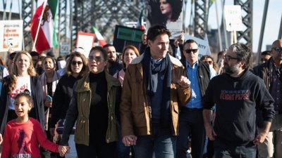 周六，加拿大总理特鲁多牵著夫人苏菲的手，在渥太华和民众一同游行，以行动力支持伊朗的示威活动。（路透社）