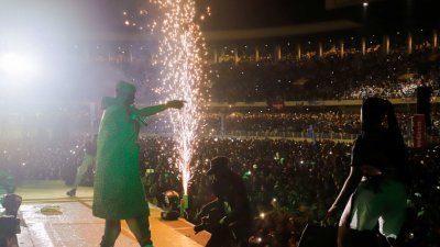 刚果创作歌手伊普帕周六在金沙萨的烈士体育场举办演唱会，因人潮拥挤发生踩踏事件导致11人死亡。（路透社）