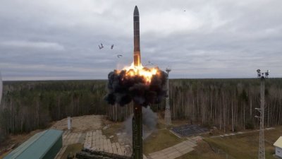 俄罗斯26日在演习中发射一枚洲际弹道导弹。（俄罗斯国防部/路透社）
