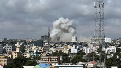 以索马里教育部大楼为目标的炸弹袭击，从远方都能瞧见滚滚浓烟升起。（Abdihalim Bashir/路透社）