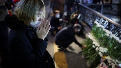 韩国民众周日前往发生踩踏事故现场，为死难者祈祷。（路透社）