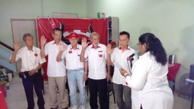 陈楚江（左起）、辜瑞荣、李亚亮、哈宾达星、郑雨周于周日宣誓将在第15届全国大选出战。