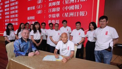 魏家祥(坐者左起)见证柔南华文报从业员俱乐部第20届理事会就职典礼，坐者左2为舒庆祥。