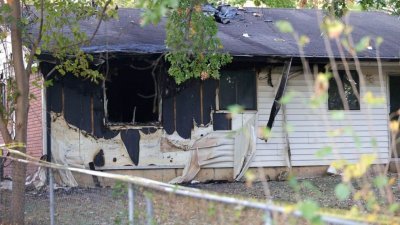 美国俄克拉荷马州断箭镇一间房屋发生火灾多人死亡，警方进入调查发现离奇细节。（图取自“塔尔萨世界”网站）