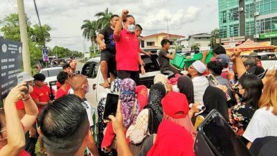 黄顺舸向马来喊话争取支持，现场出席者纷纷举起手机拍照。