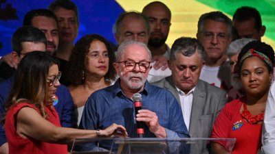 卢拉再次当选巴西总统，他于当地时间周日在圣保罗向支持者演说。（图取自法新社）
