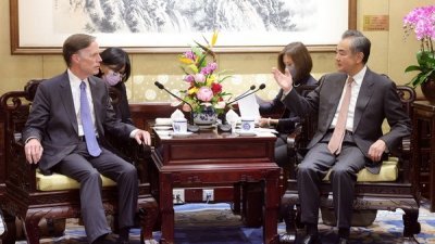 中国国务委员兼外长王毅（右）于上周五，与美国驻华大使伯恩斯会面。（图取自中国外交部官网）