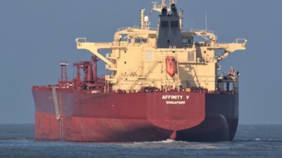 前往沙地阿拉伯的红海港口延布的油轮“Affinity V”，一度阻塞了苏伊士运河南段。（图取自网络）