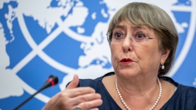 联合国人权事务高级专员巴切莱特上周四在日内瓦举行的记者会上表示，一直承受极大压力，要求她发表或者不发表报告。（国取自法新社）