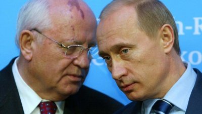 图为2004年俄罗斯与德国举行双边会谈后，戈尔巴乔夫（左）与普京交换意见。（图取自路透社）