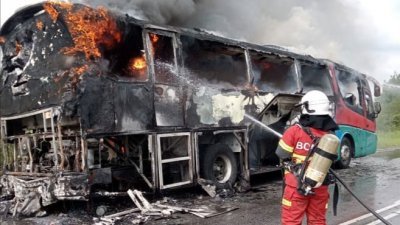 巴士突然起火，冒出滚滚浓烟，车身被烧毁90%。