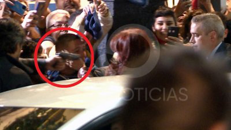 电视画面可见，阿根廷副总统克里斯蒂娜周四晚在家门外与支持者互动时，一只手拿著枪从人群中伸出，指著克里斯蒂娜。（图取自阿根廷公共电视台/法新社）