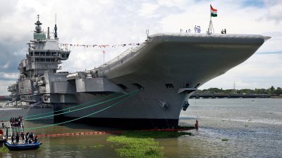 印度的国产航母“维克兰特”号，周五在南部港口城市科钦的国营造船厂，举行服役仪式。（图取自路透社）