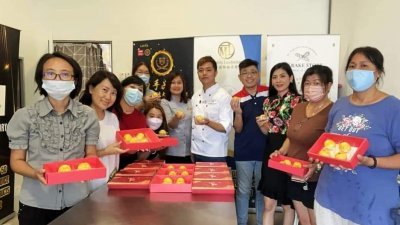陈珊珊（左6）与所有参与制作月饼课程的学员合影。右3起：朱盈洁，吴祝光及刘玮伦。