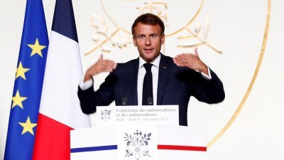 法国总统马克龙周四在爱丽舍宫，为法国大使会议发表讲话。（图取自路透社）