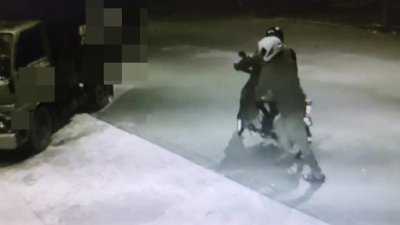 根据闭路电视，2名男子共骑一辆摩哆抵达店前。