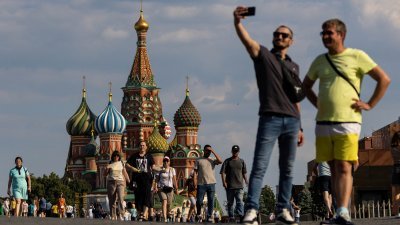 民众在俄罗斯首都莫斯科的红场拍照留念。（图取自路透社）