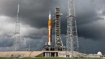 美国NASA的下一代月球火箭，已立在佛罗里达州卡纳维拉尔角肯尼迪航天中心的39B发射平台上，等候在当地时间周六下午发射。（图取自路透社）