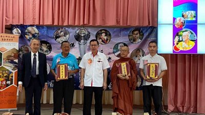 来自槟城的陈其法元老（左2）、开阳法师（左）、文建长老获得元老贡献感恩奖，并由林继昌（左）与林冠英（左3）一起颁发。