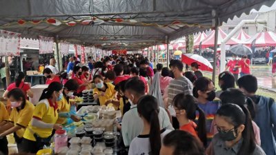 尽管一大早就下雨，惟许多民众仍冒雨或撑伞参加太平华联独中义卖会，以行动支持华教。