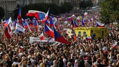 捷克极右和极左派联合起来，在首都布拉格举行示威游行，抗议政府的无作为。（图取自网络）