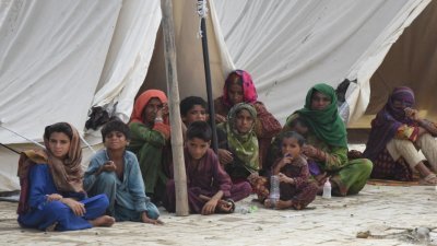 俾路支省贾法拉巴德地区遭受大雨后，受洪水影响的人们上周六坐在临时营地的帐篷里。（图取自法新社）