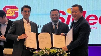 阿米鲁丁（中）见证雪州投资公司与雪州资讯科技和数码经济机构签署谅解备忘录，左为拉惹阿末沙里尔，右为杨凯斌。