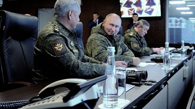 俄罗斯总统普京周二前往军演现场视察，并与国防部长绍伊古（左）交谈后相视一笑。（图取自俄罗斯卫星社/路透社）