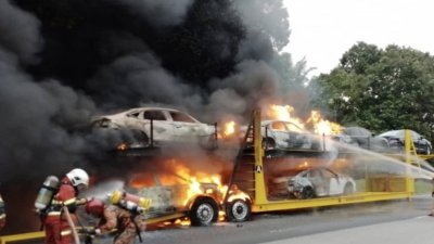 运载新车的拖格罗里陷入熊熊烈火中，6辆崭新的轿车瞬间被烧毁。