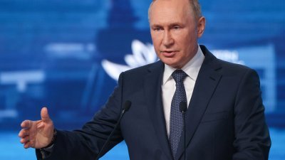 俄罗斯总统普京在海参崴举行的东方经济论坛上发表讲话。（图取自塔斯社/路透社）