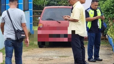 马六甲警方到案发现场展开调查。（照片取自网络）