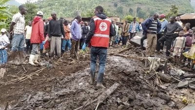 乌干达西部的卡塞塞地区暴雨引发土石流吞噬民宅，至少夺走15条人命。（图取自美联社）