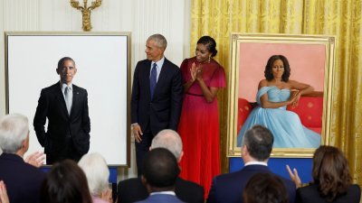 美国前总统奥巴马和夫人米歇尔，当地时间周三在白宫东厅，为两人的官方肖像揭幕。（图取自路透社）