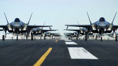 美国空军第388和第428战机联队的F-35A战机，在犹他州希尔空军基地列队，准备在演习中实施“大象行走”。（路透社档案照）