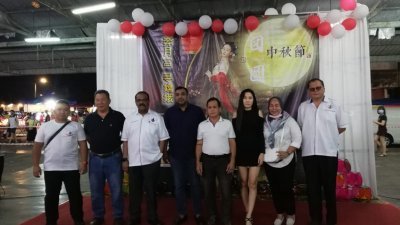 霹雳民兴党昨晚在怡保东区SPPK巴刹举办月光晚会。左起阿兹林、莫哈末萨尼、古威达拉祖、孙德、许伟鑫、哈斯妮达和潘中山。