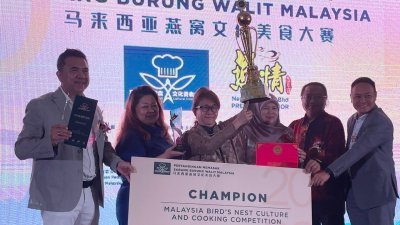 马佩诗（左2起）以及钱玉兰凭著“喜燕态然”燕窝美食作品，夺得马来西亚首届燕窝文化美食大赛冠军，左起为陈瑞民、阿玛哈密、艾迪莫哈末以及曾文武。