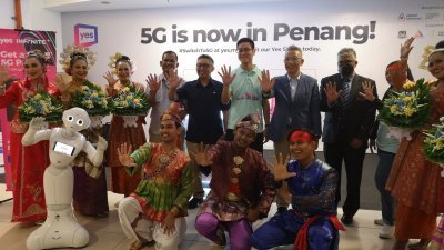 再里尔（左6）偕同莫哈末纳金（左4起）、拉玛特、李永钜及苏雷斯等人，为槟城国际机场5G通讯服务主持推介仪式。