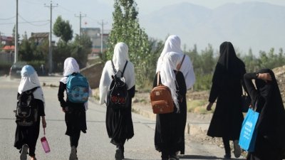 阿富汗女性面临塔利班处处打压，据联合国儿童基金会统计，目前阿富汗国内因学校关闭而使300万名女学生不能接受教育。（法新社档案照） 
