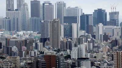 日本人口持续减少，但建商仍持续盖新屋，促使空房数不断增加。图为商业区和住宅区混合的东京。（路透档案照）