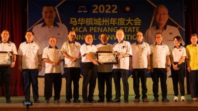 魏家祥（左7）颁发奖状给马华峇眼区会主席陈诠峰（左5）。