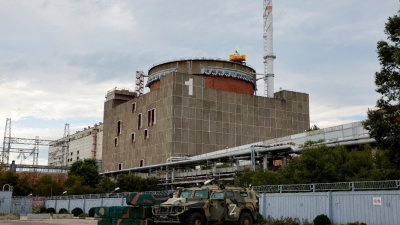 上周四，国际原子能机构检查人员视察乌克兰扎波罗热核电站时，发现了俄罗斯军队和设备，包括停在涡轮机附近的军车。（图取自路透社）
