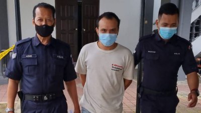 被告莫哈末依斯万迪（左2）被警方押往双溪大年第二推事庭面控。