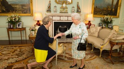 时任英国首相的特丽莎梅于2016年7月首次觐见英女王伊丽莎白二世。（路透社档案照）


