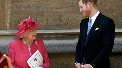 已故英女王伊丽莎白二世与孙子哈里王子相视而笑。（图取自路透社）
