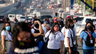 菲律宾总统府12日宣布，即日起，在户外开放空间不强制戴口罩。图为马尼拉民众于疫情初期戴著口罩防止感染。（路透社档案照）
