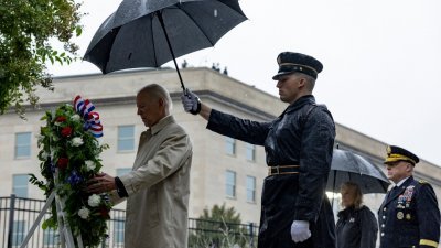 美国总统拜登当地时间周日出席在五角大厦举行的纪念活动，他首先到五角大厦西南侧的911纪念园，向遇难者纪念碑敬献花圈。（图取自法新社）