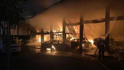 吉打州警察总部车库发生火灾，80%建筑面积被烧毁。