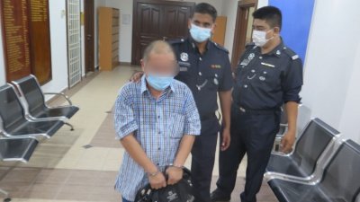 被告周一上午被警方押往槟城地庭，面对4项控状。